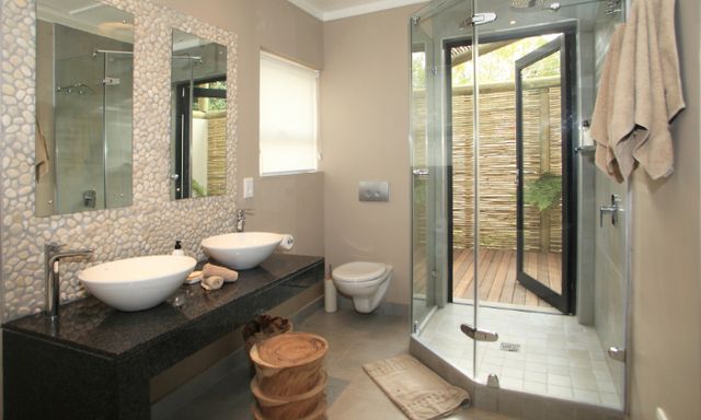 Zuid Afrika Plettenberg Bay Scallop Lodge Interior Kamer Badkamer WS (2).jpg - Jambo Safari Club